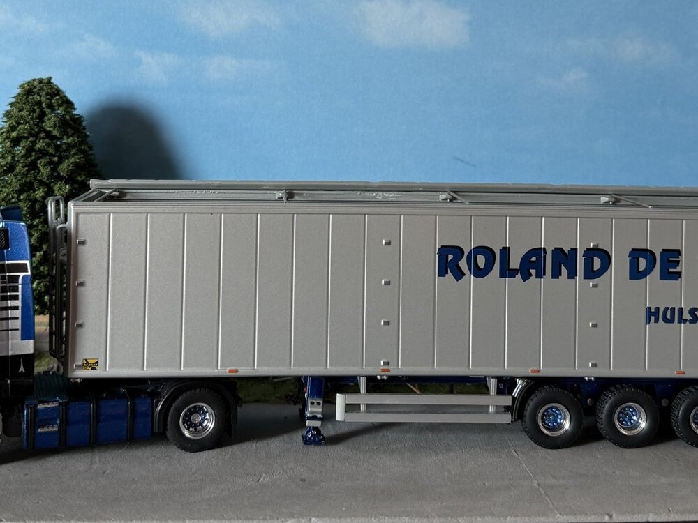 Tekno Tekno Volvo FH03 Globetrotter XL with 3-axle walking floor trailer ROLAND DE BLOCK