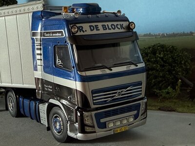 Tekno Tekno Volvo FH03 Globetrotter XL met 3-as walking floor trailer ROLAND DE BLOCK