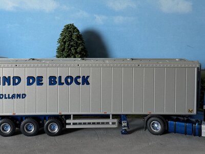 Tekno Tekno Volvo FH03 Globetrotter XL with 3-axle walking floor trailer ROLAND DE BLOCK