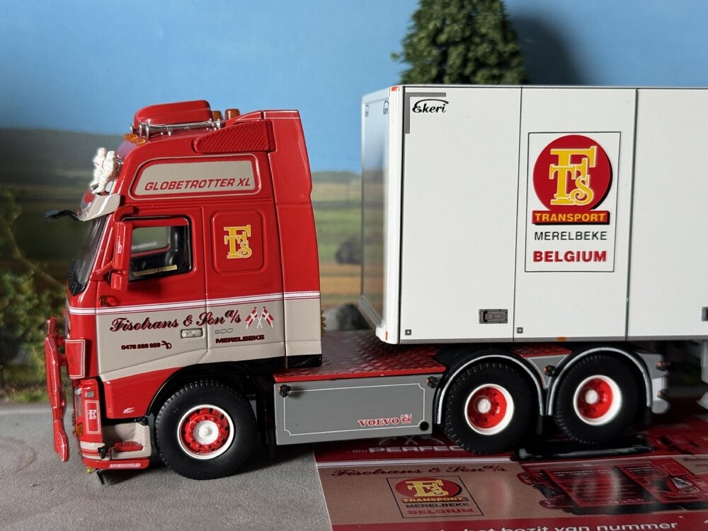 Tekno Tekno Volvo FH03 6x2 met 3-assige Ekeri koeloplegger FISOTRANS