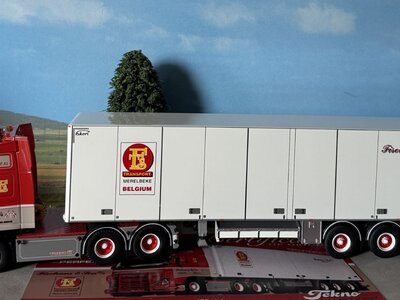 Tekno Tekno Volvo FH03 6x2 met 3-assige Ekeri koeloplegger FISOTRANS