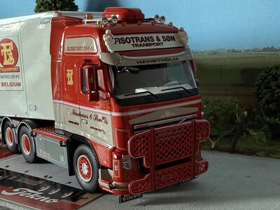 Tekno Tekno Volvo FH03 6x2 met 3-assige Ekeri koeloplegger FISOTRANS