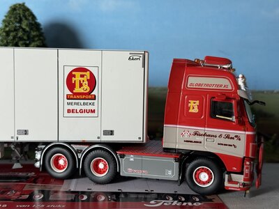 Tekno Tekno Volvo FH03 6x2 met 3-assige Ekeri koeloplegger FISOTRANS