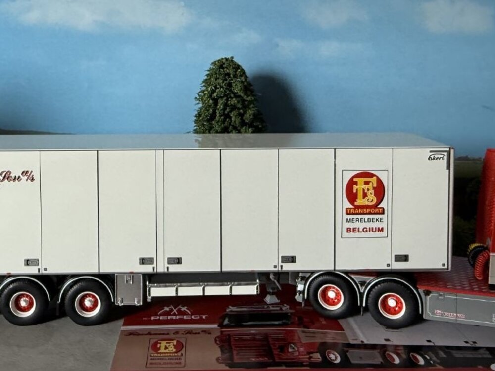 Tekno Tekno Volvo FH03 6x2 met 3-assige Ekeri koeloplegger FISOTRANS