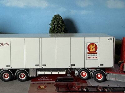 Tekno Tekno Volvo FH03 6x2 met 3-assige Ekeri koeloplegger FISOTRANS