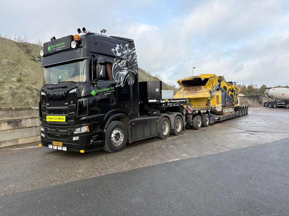 Tekno Tekno Scania NGS Highline 6x4 with 2 bed 4 Broshuis lowloader GEURTSEN