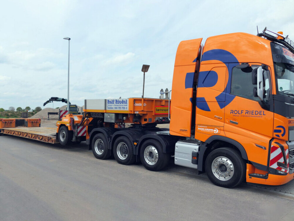 WSI WSI Volvo FH5 Globetrotter XL 8x4 with 3-axle lowloader + 1-axle dolly ROLF RIEDEL