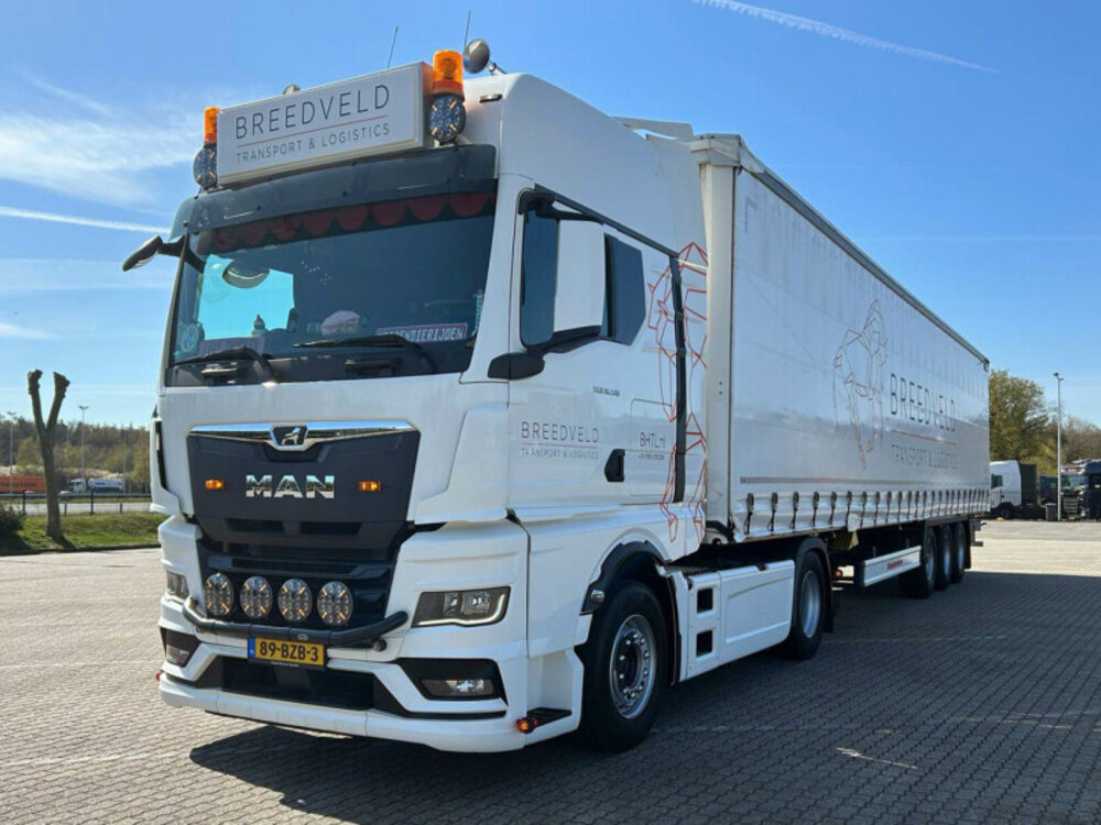 WSI WSI MAN TGX GX 4x2 met 3-assige schuifzeilen oplegger BREEDVELD TRANSPORT