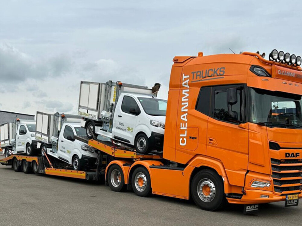 WSI WSI DAF XG+ 6X2 met 3-assige truck transporter CLEAN MAT TRUCKS