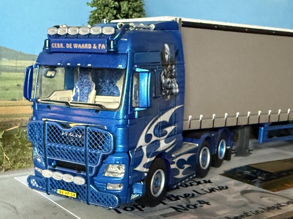WSI WSI MAN TGX XXL 6X2 met 3-as schuifzeilen oplegger MAURICE DE WAARD