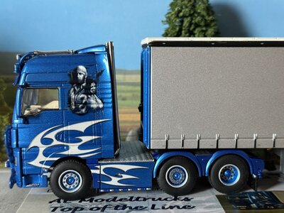 WSI WSI MAN TGX XXL 6X2 met 3-as schuifzeilen oplegger MAURICE DE WAARD