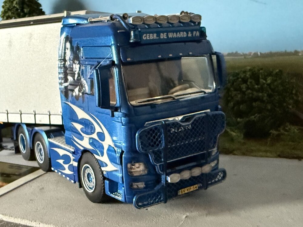 WSI WSI MAN TGX XXL 6X2 met 3-as schuifzeilen oplegger MAURICE DE WAARD