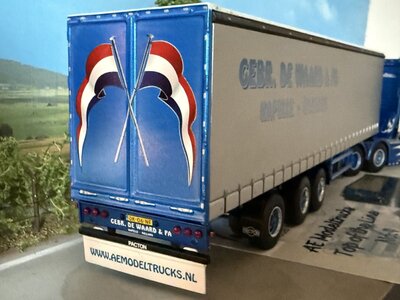 WSI WSI MAN TGX XXL 6X2 met 3-as schuifzeilen oplegger MAURICE DE WAARD