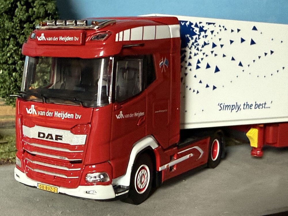 WSI WSI DAF XG 4x2 met 3-as box trailer VAN DER HEIJDEN BV