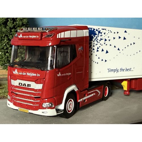 WSI WSI DAF XG 4x2 met 3-as box trailer VAN DER HEIJDEN BV