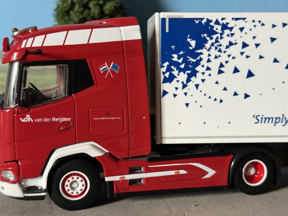 WSI WSI DAF XG 4x2 met 3-as box trailer VAN DER HEIJDEN BV