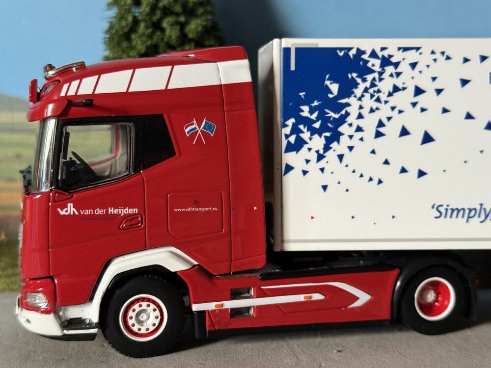 WSI WSI DAF XG 4x2 met 3-as box trailer VAN DER HEIJDEN BV