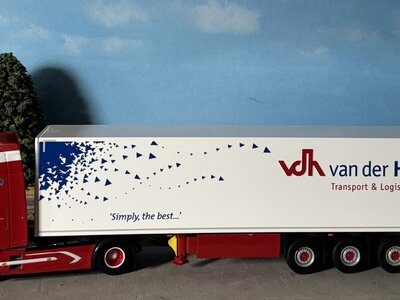 WSI WSI DAF XG 4x2 met 3-as box trailer VAN DER HEIJDEN BV