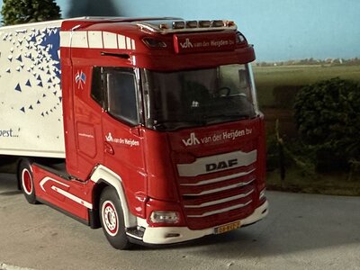 WSI WSI DAF XG 4x2 met 3-as box trailer VAN DER HEIJDEN BV
