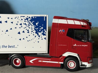 WSI WSI DAF XG 4x2 met 3-as box trailer VAN DER HEIJDEN BV