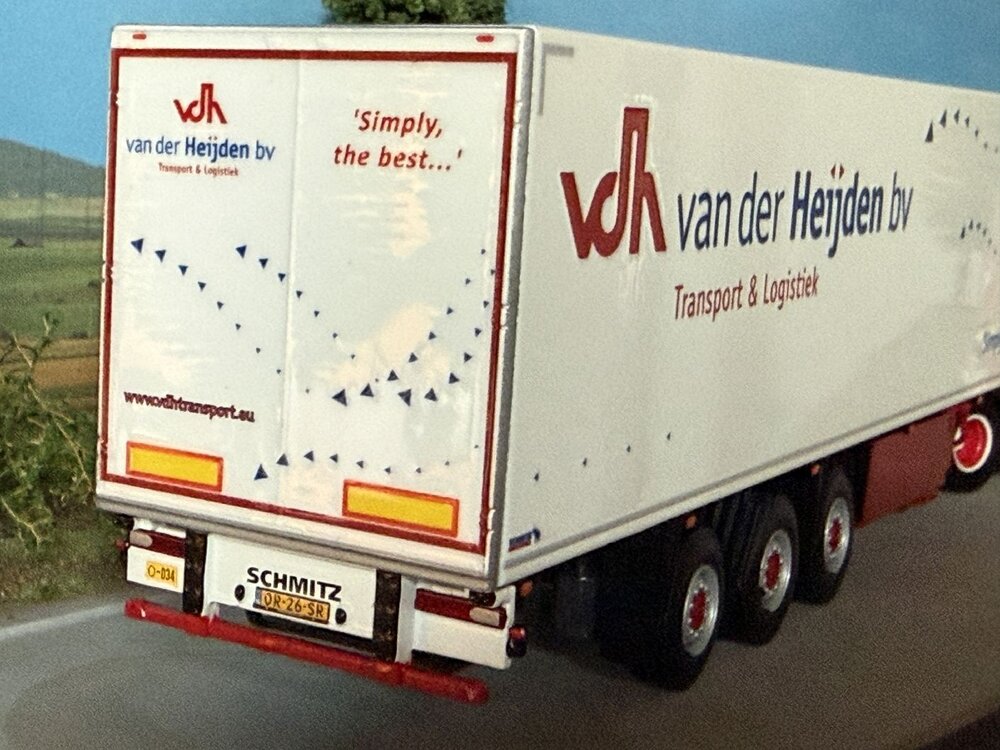 WSI WSI DAF XG 4x2 met 3-as box trailer VAN DER HEIJDEN BV