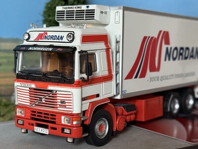 Tekno Tekno Volvo F16 Globetrotter motorwagen met 2-assige aanhanger NORDAN