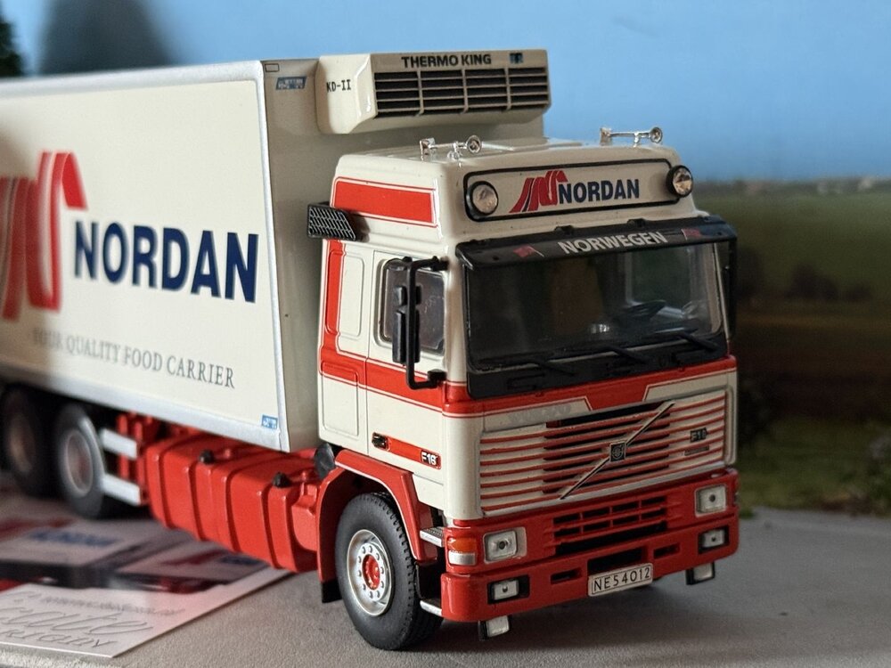 Tekno Tekno Volvo F16 Globetrotter motorwagen met 2-assige aanhanger NORDAN