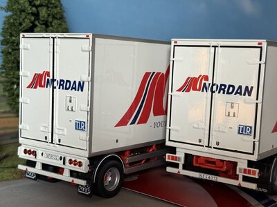 Tekno Tekno Volvo F16 Globetrotter motorwagen met 2-assige aanhanger NORDAN