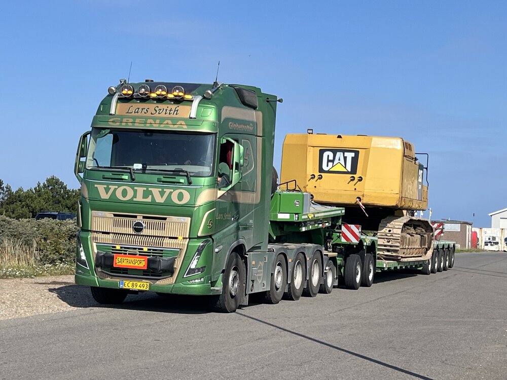 Tekno Tekno Volvo FH05 Globetrotter XL 8x4 +extra losse as met 2-bed-5 Broshuis dieplader LARS SVITH