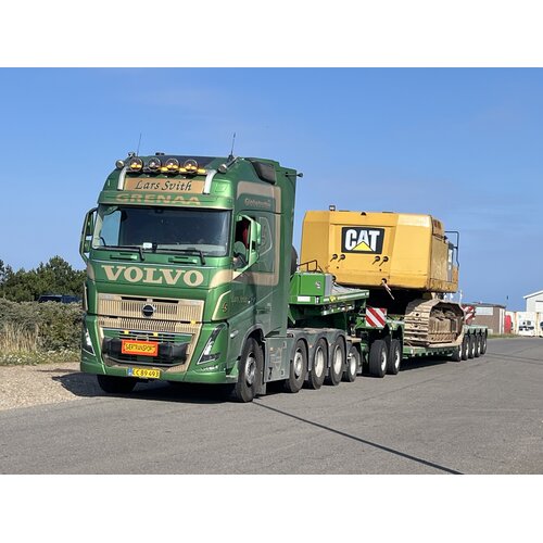 Tekno Tekno Volvo FH05 Globetrotter XL 8x4  + 2 bed 5 Broshuis lowloader LARS SVITH