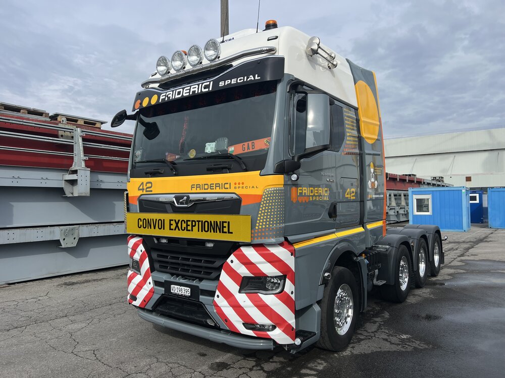 Tekno Tekno MAN TGX GX 8x4 zwaartransport trekker met 2-assige broshuis dieplader FRIDERICI