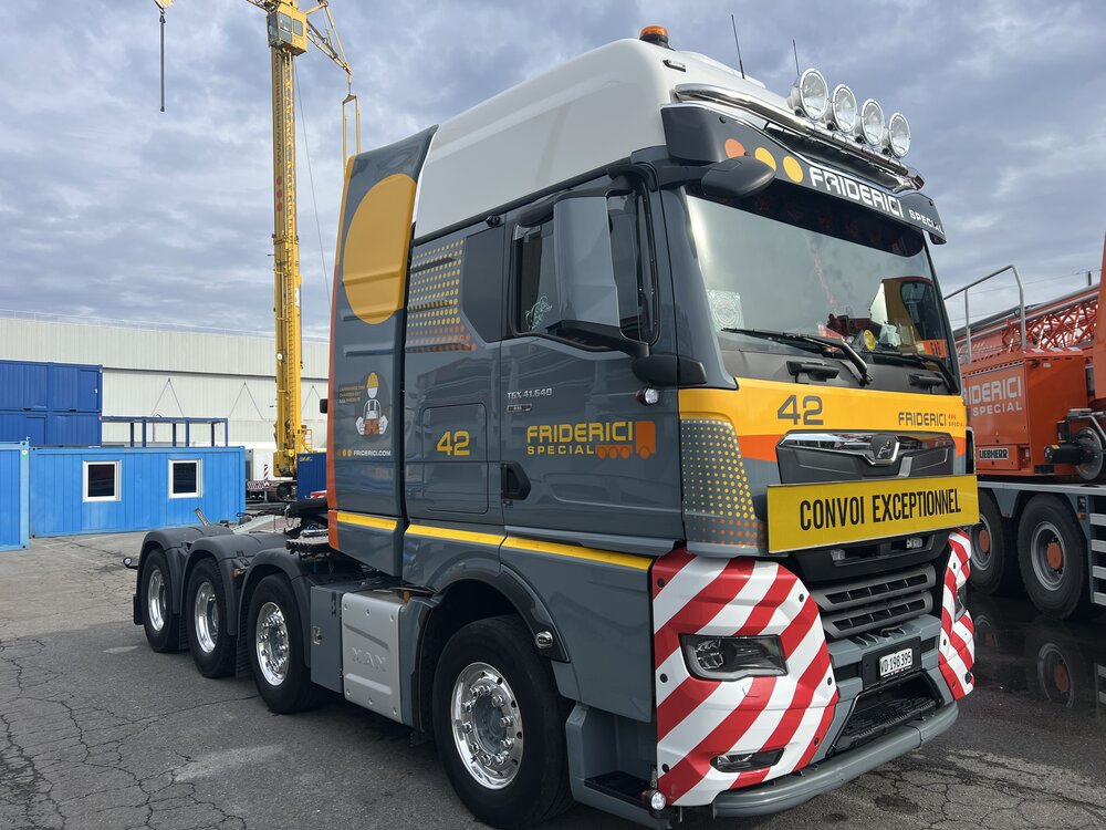 Tekno Tekno MAN TGX GX 8x4 with 2-axle broshuis dieplader FRIDERICI