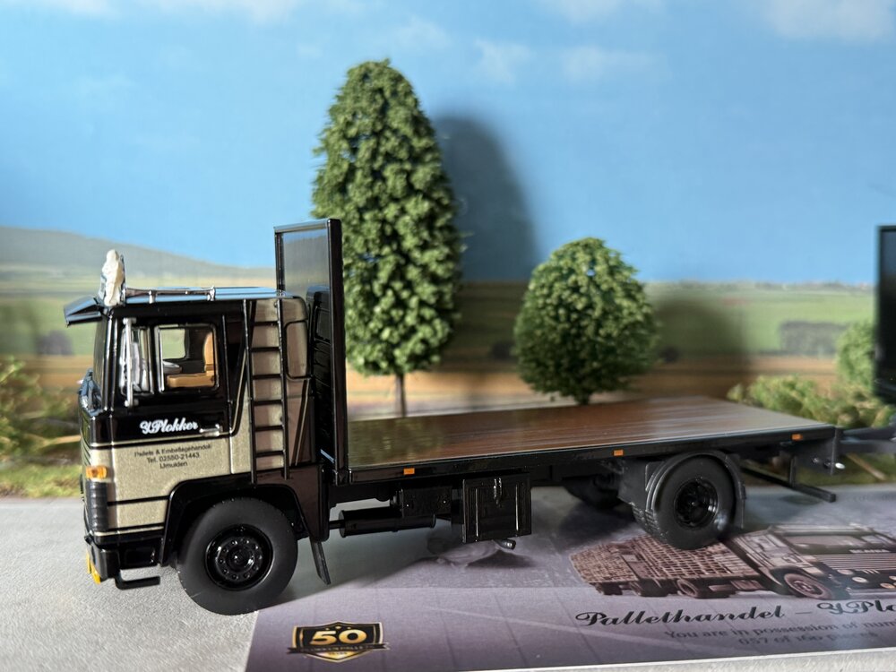 Tekno Tekno Scania 111 motorwagen met 2-as flatbed trailer PLOKKER PALLETS
