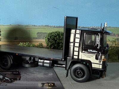 Tekno Tekno Scania 111 motorwagen met 2-as flatbed trailer PLOKKER PALLETS