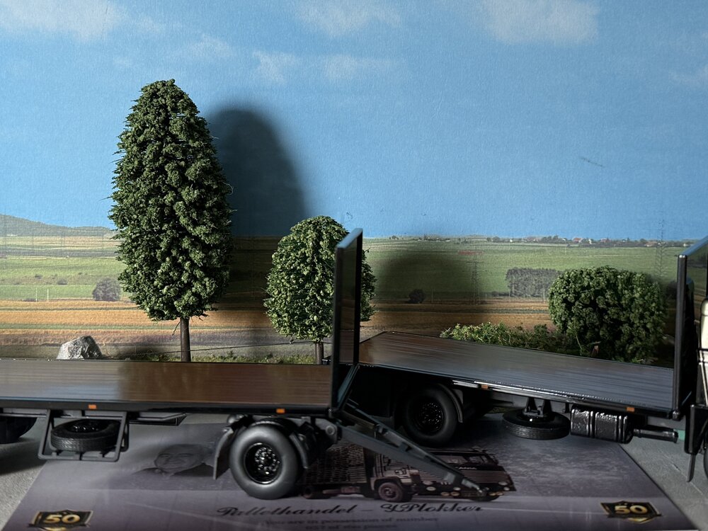 Tekno Tekno Scania 111 motorwagen met 2-as flatbed trailer PLOKKER PALLETS