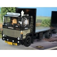 Tekno Scania 111 motorwagen met 2-as flatbed trailer PLOKKER PALLETS