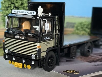 Tekno Tekno Scania 111 motorwagen met 2-as flatbed trailer PLOKKER PALLETS