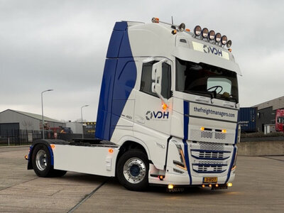 WSI WSI Volvo FH5 Globetrotter XL 4x2 with 3-axle reefer trailer VDH