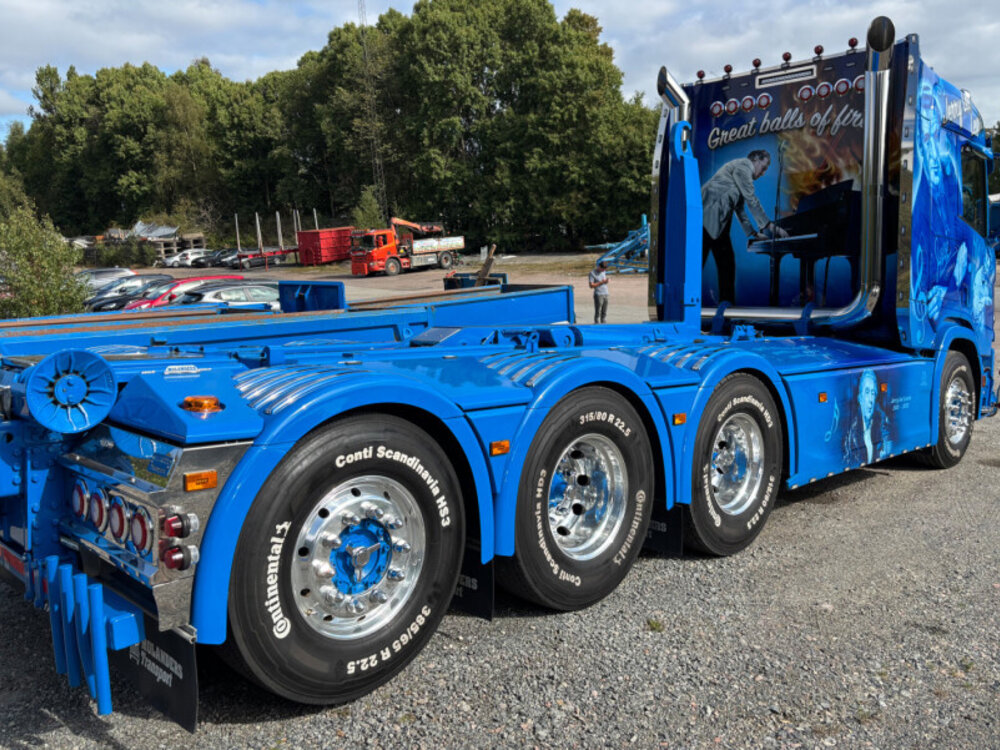 WSI WSI Scania R Normal 8x4 motorwagen met haakarm systeem + 15m3 container MOLANDER