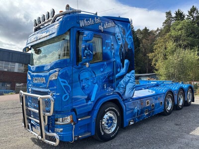 WSI WSI Scania R Normal 8x4 riged truck with hooklift system + 15m3 container MOLANDER