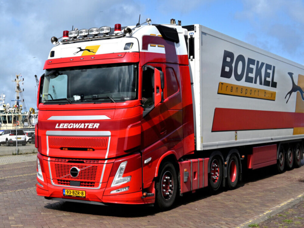WSI WSI Volvo FH Aero Globetrotter XL 6x2 met 3-assige koeloplegger BOEKEL LEEGWATER