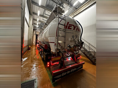 WSI WSI Scania R Highline 4x2 met 3-assige tipper bulk trailer VEYNAT