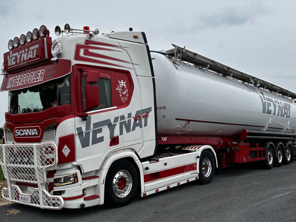 WSI WSI Scania R Highline 4x2 met 3-assige tipper bulk trailer VEYNAT