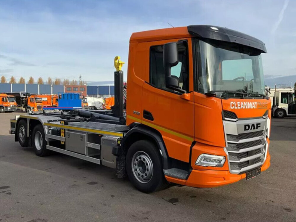 WSI WSI Daf XD DL 6x2 riged truck with hooklift system + 15m3 container CLEANMAT TRUCKS