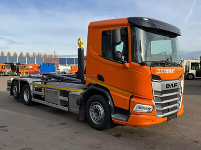 WSI WSI Daf XD DL 6x2 motorwagen met haakarm systeem + 15m3 container CLEANMAT TRUCKS