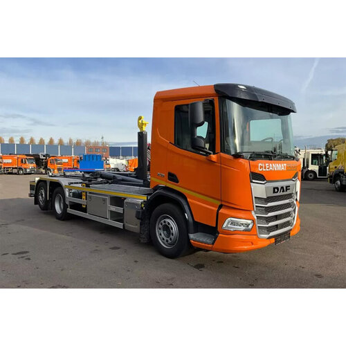WSI WSI Daf XD DL 6x2 motorwagen met haakarm systeem + 15m3 container CLEANMAT TRUCKS