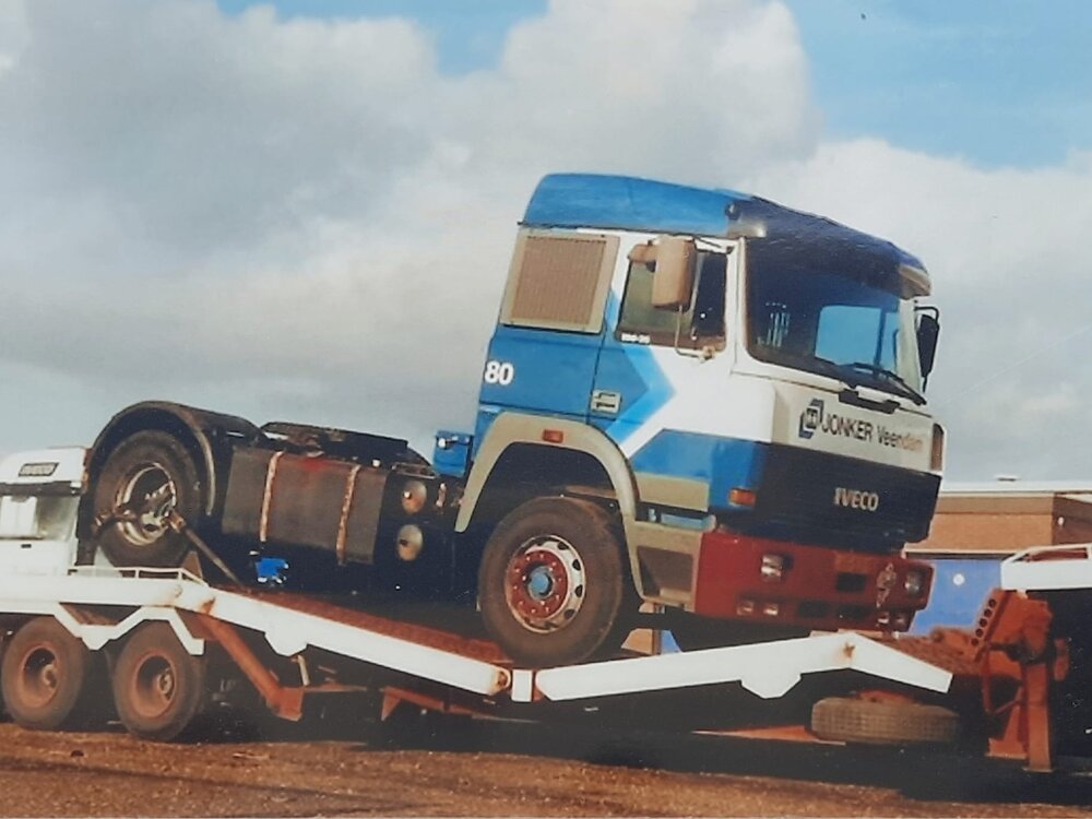 Tekno Tekno Iveco Turbostar 4x2 with 3-axle Silo trailer JONKER VEENDAM