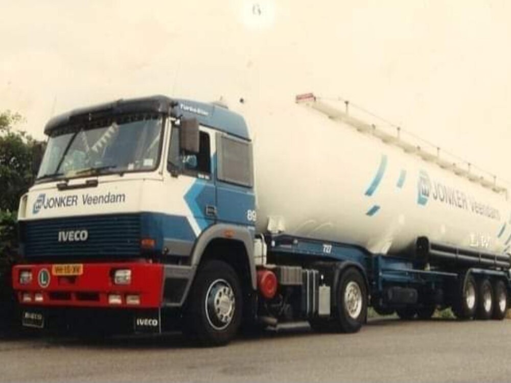 Tekno Tekno Iveco Turbostar 4x2 with 3-axle Silo trailer JONKER VEENDAM