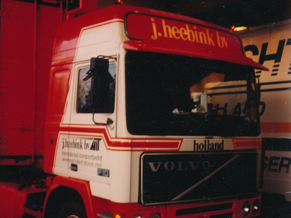 Tekno Tekno Volvo F10 Globetrotter 4x2 met 3-assige zwanenhals HEEBINK