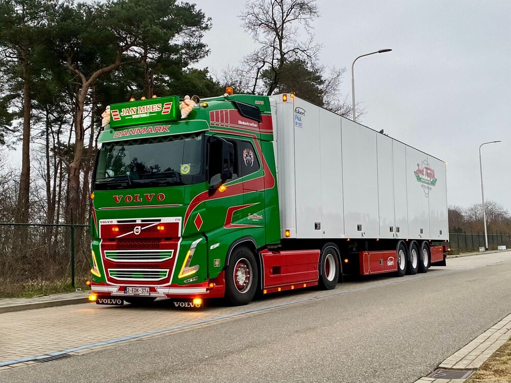 Tekno Tekno Volvo FH05 Globetrotter 4x2 + 3 axle reefer trailer JAN MUES